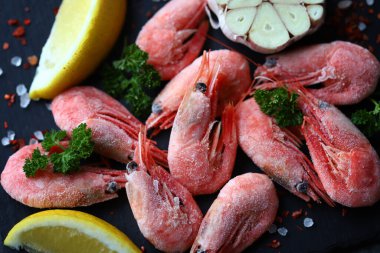 Seçici odaklanma. Baharatlı taze donmuş karides..