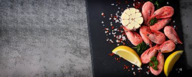 Seçici odaklanma. Baharatlı taze donmuş karides..