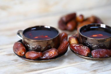Bardakta çay içelim. Kurumuş tarihler. Ramazan.