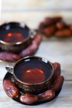 Bardakta çay içelim. Kurumuş tarihler. Ramazan.