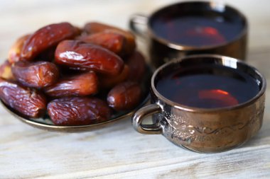 Bardakta çay içelim. Kurumuş tarihler. Ramazan.