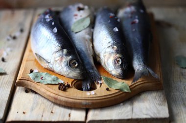 Baharatlı taze tuzlanmış ringa balığı. Norveç ringası..