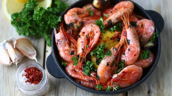 Selective Focus Delicious Fried Shrimp Shells Spices Herbs Close — Stock Photo, Image