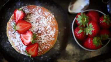 Victoria keki. Çilekli meşhur tatlı bisküvisi..