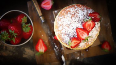 Victoria keki. Çilekli meşhur tatlı bisküvisi..