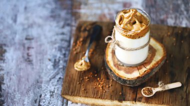 Dalgona kahvesi. Sütlü kahve içeceği. Moda kahve kokteyli.