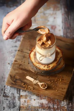 Dalgona kahvesi. Sütlü kahve içeceği. Moda kahve kokteyli.