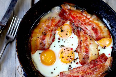 Ahşap bir yüzey üzerinde çırpılmış yumurta pastırması. Kırsal biçim.