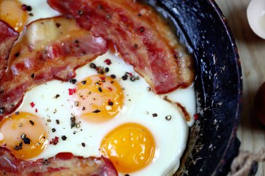 Ahşap bir yüzey üzerinde çırpılmış yumurta pastırması. Kırsal biçim.