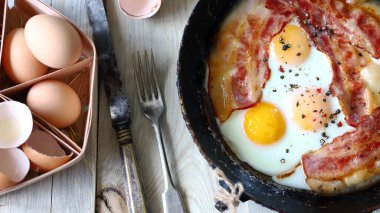 Ahşap bir yüzey üzerinde çırpılmış yumurta pastırması. Kırsal biçim.