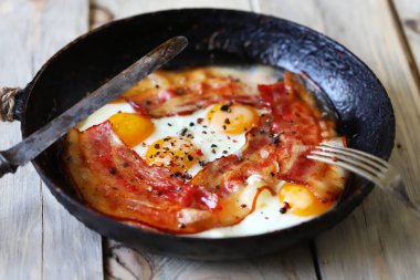 Ahşap bir yüzey üzerinde çırpılmış yumurta pastırması. Kırsal biçim.