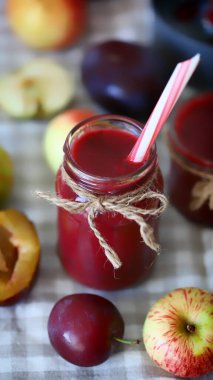 Elmalı erik püresi. Evde meyve püresi yapıyorum..