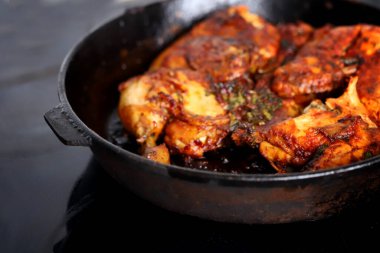 Dökme demir bir tavuğun içinde iştah açıcı..