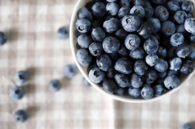 Bir kasede yaban mersini. Çiçekli taze yaban mersini..