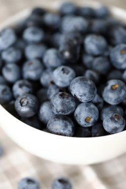 Bir kasede yaban mersini. Çiçekli taze yaban mersini..