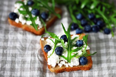 Yabanmersinli ve roka aromalı süzme peynirli tost. Keto diyeti. Keto tostu. Süzme peynirli.