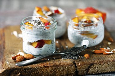 Şeftalili ve bademli Chia yoğurdu. Lezzetli sağlıklı tatlı. Keto diyeti..