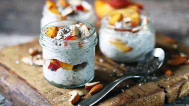 Şeftalili ve bademli Chia yoğurdu. Lezzetli sağlıklı tatlı. Keto diyeti..