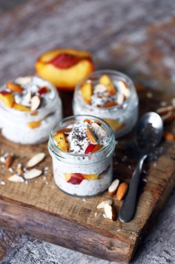 Şeftalili ve bademli Chia yoğurdu. Lezzetli sağlıklı tatlı. Keto diyeti..