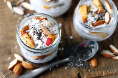 Şeftalili ve bademli Chia yoğurdu. Lezzetli sağlıklı tatlı. Keto diyeti..