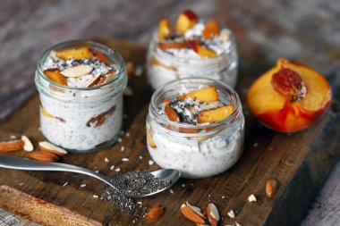 Şeftalili ve bademli Chia yoğurdu. Lezzetli sağlıklı tatlı. Keto diyeti..