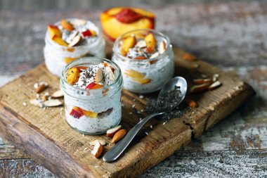 Şeftalili ve bademli Chia yoğurdu. Lezzetli sağlıklı tatlı. Keto diyeti..