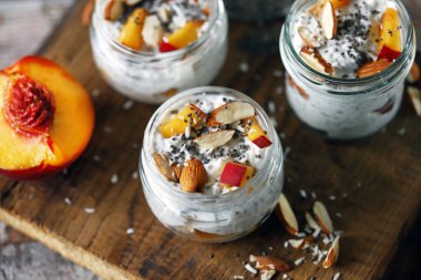 Şeftalili ve bademli Chia yoğurdu. Lezzetli sağlıklı tatlı. Keto diyeti..