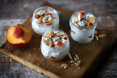 Şeftalili ve bademli Chia yoğurdu. Lezzetli sağlıklı tatlı. Keto diyeti..