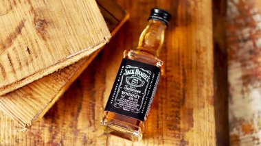 Jack Daniels 'ın viski şişesi tahtadan yapılmış 50 ml. Kharkiv / Ukrayna - 08 14 2020.