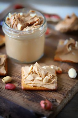 Fıstık ezmesi. Fıstık ezmeli kraker. Vejetaryen kahvaltısı. Sağlıklı çerez.