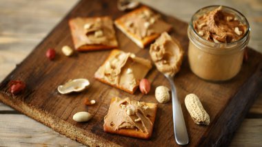 Fıstık ezmesi. Fıstık ezmeli kraker. Vejetaryen kahvaltısı. Sağlıklı çerez.