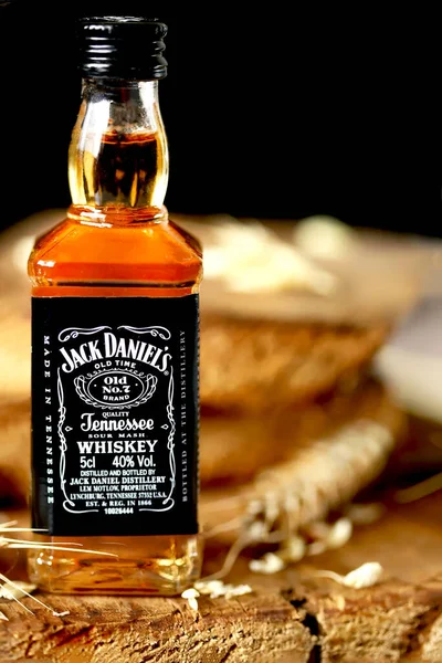 Jack Daniels 'ın viski şişesi tahtadan yapılmış 50 ml. Kharkiv / Ukrayna - 08 14 2020.