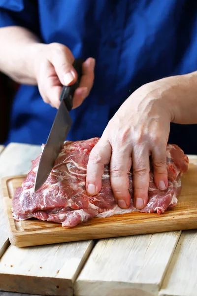 Carne Crua Nas Mãos Chef Uma Tábua Madeira Cozinhar Carne — Fotografia de Stock