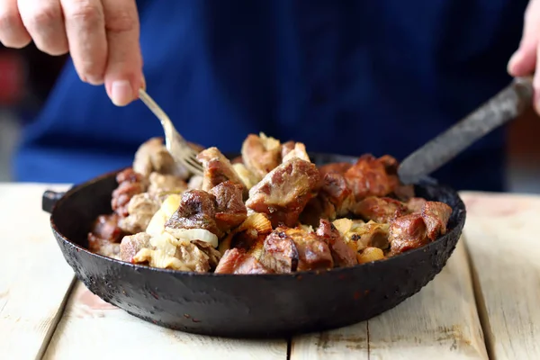 Chef Mixes Pieces Fried Meat Frying Pan Pork Skewers Skillet — Stock Photo, Image