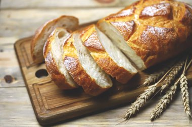 Tahtada dilimlenmiş taze buğday ekmeği.