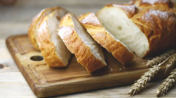 Čerstvý Pšeničný Chléb Krájený Dřevěné Desce — Stock fotografie