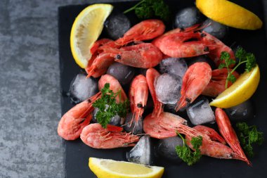 Seçici odaklanma. Buzlu baharatlı karides. Taze donmuş karides. Deniz ürünleri..