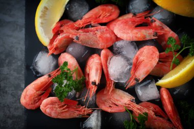 Seçici odaklanma. Buzlu baharatlı karides. Taze donmuş karides. Deniz ürünleri..