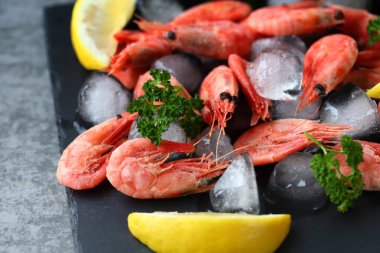 Seçici odaklanma. Buzlu baharatlı karides. Taze donmuş karides. Deniz ürünleri..