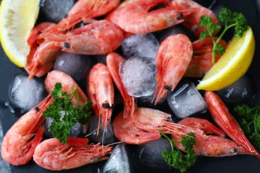 Seçici odaklanma. Buzlu baharatlı karides. Taze donmuş karides. Deniz ürünleri..