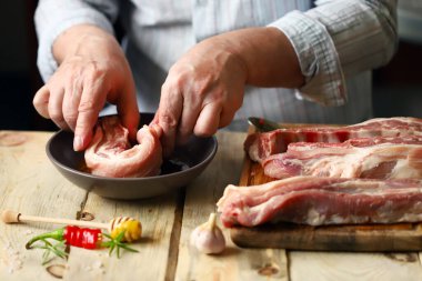 Şef çiğ pirzola marine eder. Izgara domuz pirzolası..