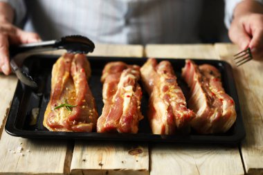 Tavada marine edilmiş domuz pirzolası. Izgara kaburga.