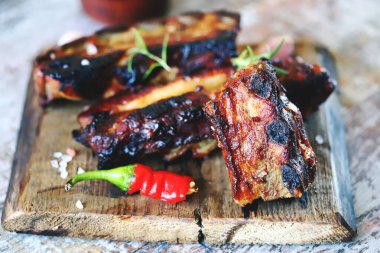 Ballı hardal soslu acılı pirzola ve kırmızı biber. BBQ kaburgaları.