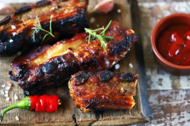 Ballı hardal soslu acılı pirzola ve kırmızı biber. BBQ kaburgaları.