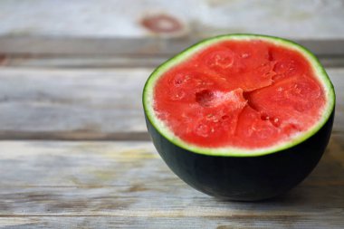 Ahşap bir yüzeyde kavun ve karpuz dilimleri.