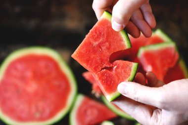 Ellerinde sulu karpuz dilimi. Karpuz kırılması.