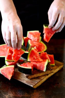 Ellerinde sulu karpuz dilimi. Karpuz kırılması.