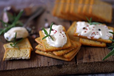 Krem peynirli lezzetli krakerler. Krem peynirli kurabiye..