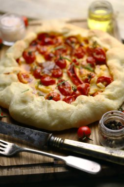 Kirazlı domates ve peynirli galette. Ev yapımı yemek..