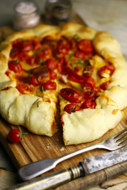 Kiraz domatesli ve peynirli ev yapımı galet. Lezzetli hamur işleri.